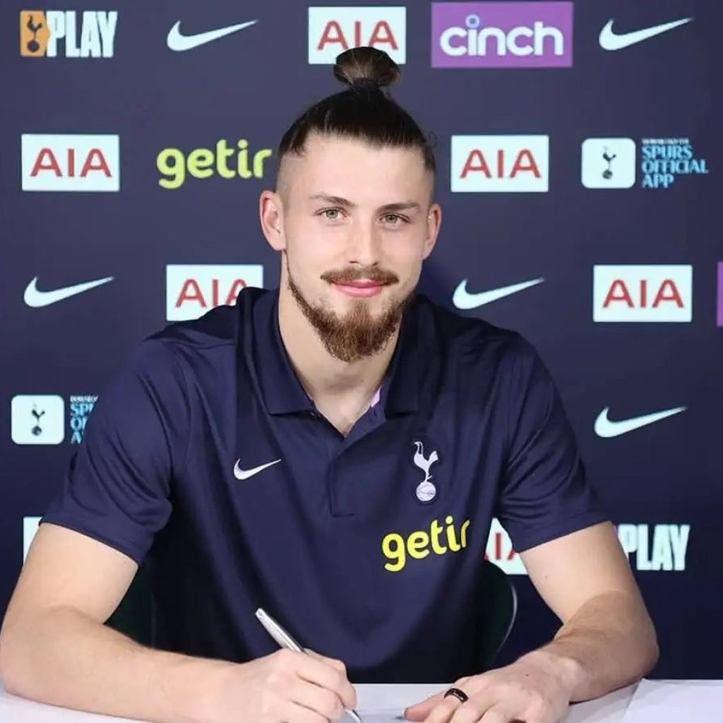 Radu Dragusin resmi gabung ke Tottenham Hotspur. Foto: x.com/TheSpursExpress