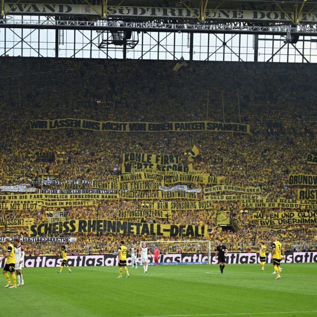 Fans Borussia Dortmund bentuk aksi protes terhadap klub atas kerja sama sponsor. Foto: x.com/vsrsus