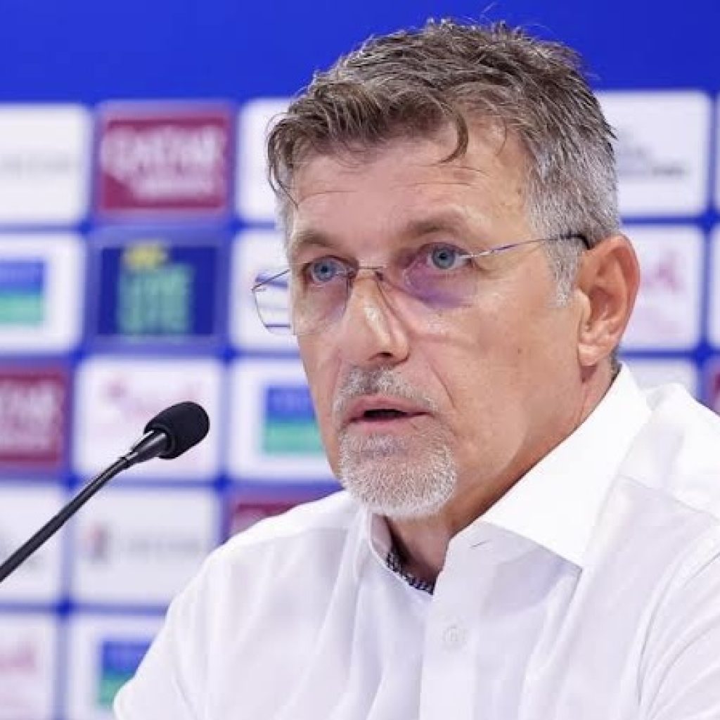 Pelatih tim Bahrain, Dragan Talajic bicara soal pertahanan timnas Indonesia. Foto: Nikkan Sports