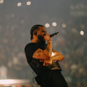 Mengejutkan! Drake Memberikan Tas Hermes ke Seorang Fans di Konsernya