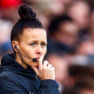 Dua Suporter Birmingham Ditahan Usai Lontarkan Seruan Misoginis untuk Wasit Wanita Rebecca Welch
