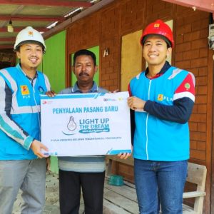Dua Warga Singget Terima Program Light Up The Dream dari PLN ULP Cepu