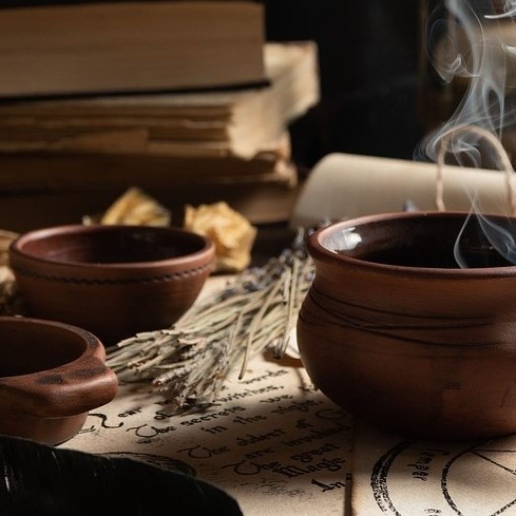 Rumah Terduga Dukun Santet Digerebek Warga, Ditemukan Senpi dan Granat sebagai Barang Bukti 