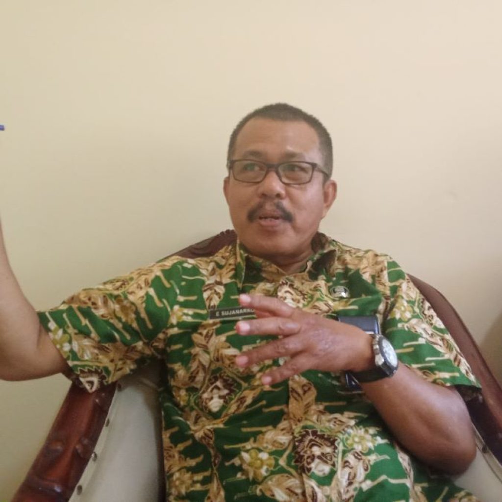 Sekretaris Dindagkop UKM Kabupaten Blora, Eko Sujanarko menjelaskan soal pembangunan Blok E Pasar Rakyat Sido Makmur. Foto: Dok. Lilik Yuliantoro