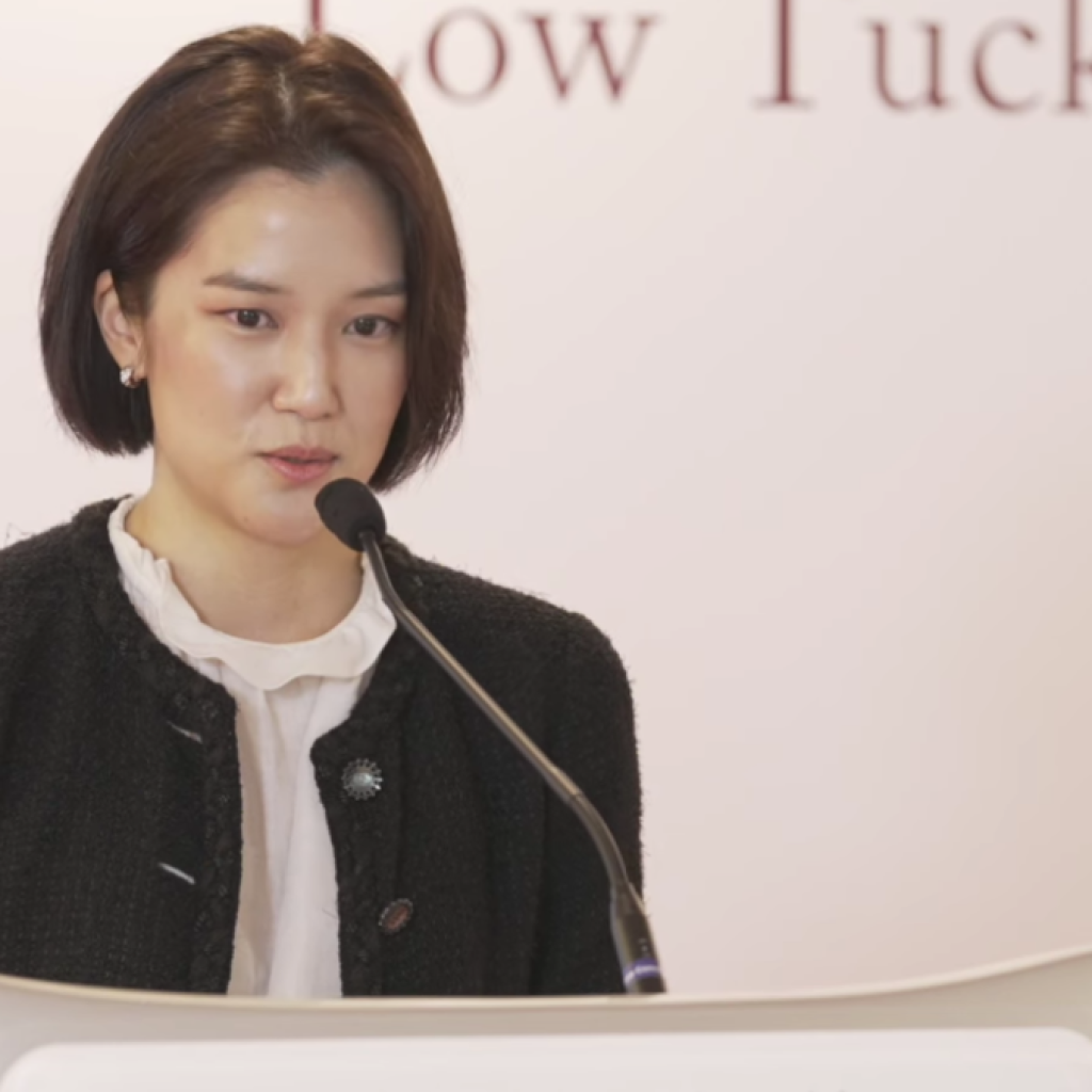 Profil Elaine Low. Foto: Tangkapan Layar YouTube Lee Kuan Yew School of Public Policy
