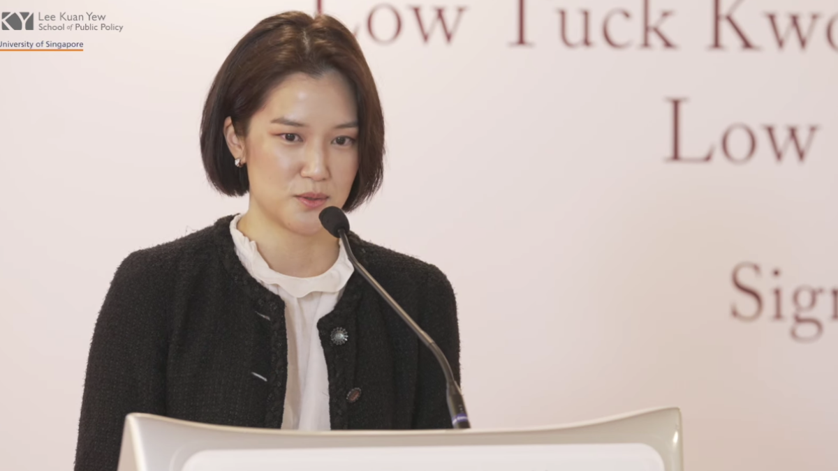 Profil Elaine Low. Foto: Tangkapan Layar YouTube Lee Kuan Yew School of Public Policy