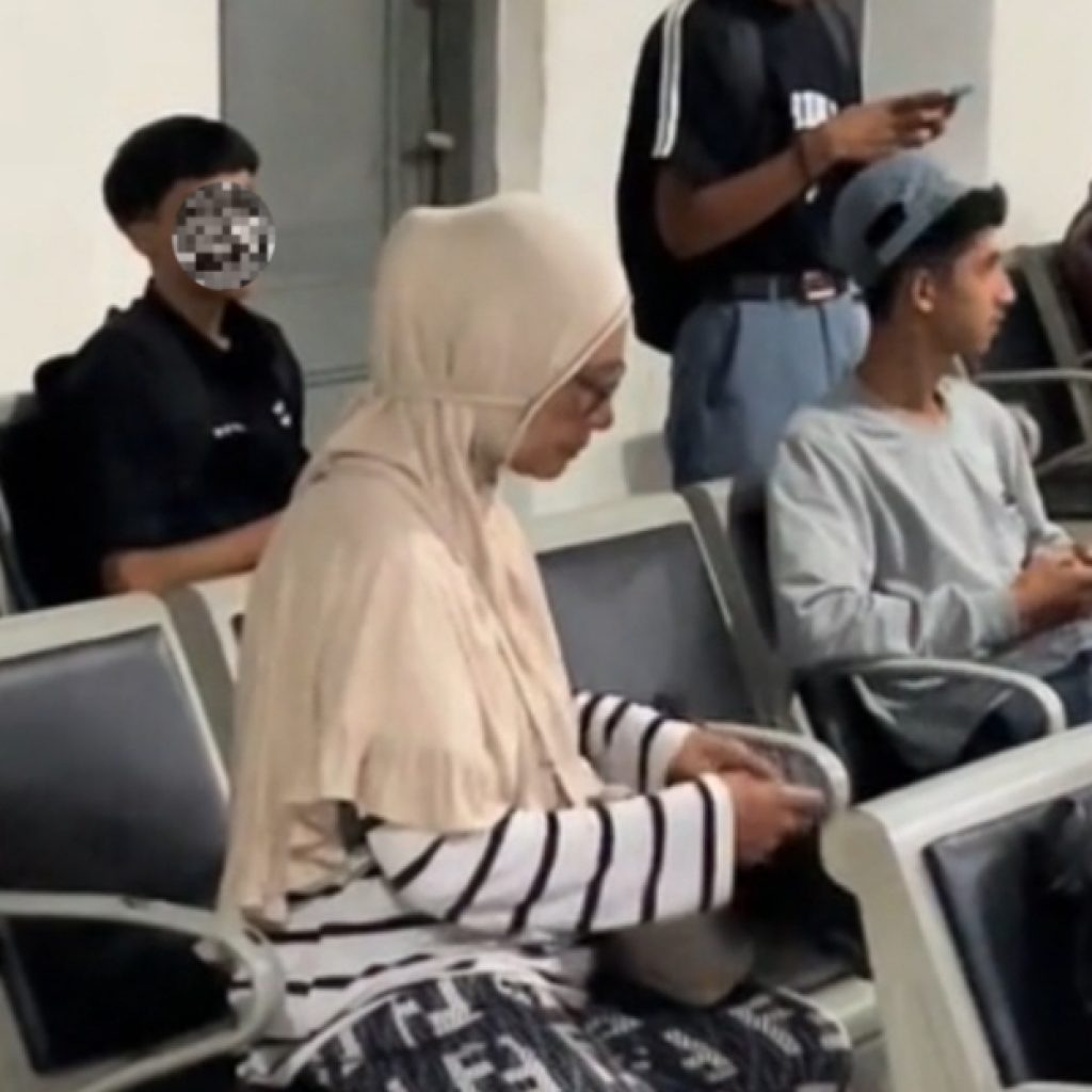 Emak-emak pengemis viral yang diamankan oleh Satpol PP Kota Bogor. Foto: tiktok.com/@raflexia.id