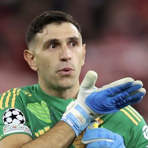 Liga Champions: Euforia Villa Park Usai Tumbangkan Bayern Munchen Bikin Emiliano Martinez ‘Mengeluh’ Sakit Telinga