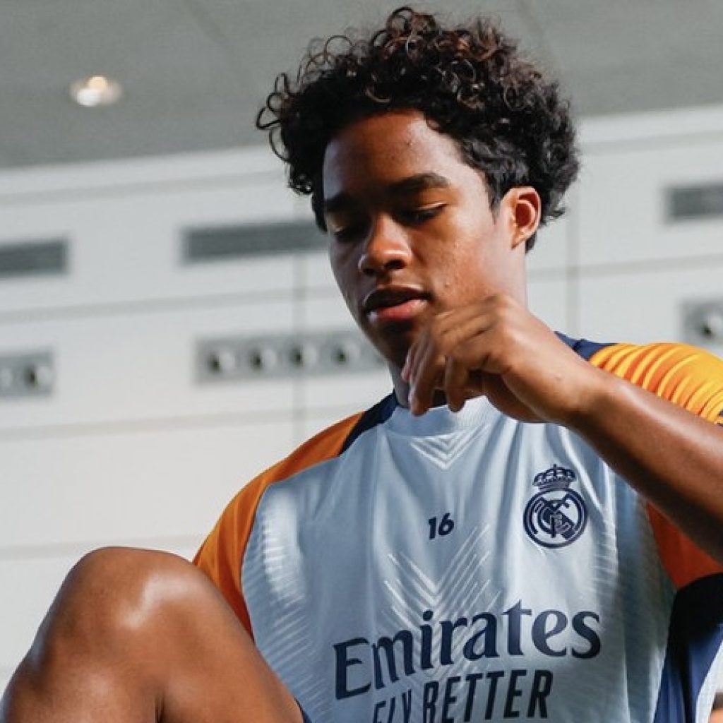 Endrick diduga menendang Santiago Mourino, pelatih Alaves, Luis Garcia Plaza nilai mestinya kartu merah. Foto: x.com/realmadrid