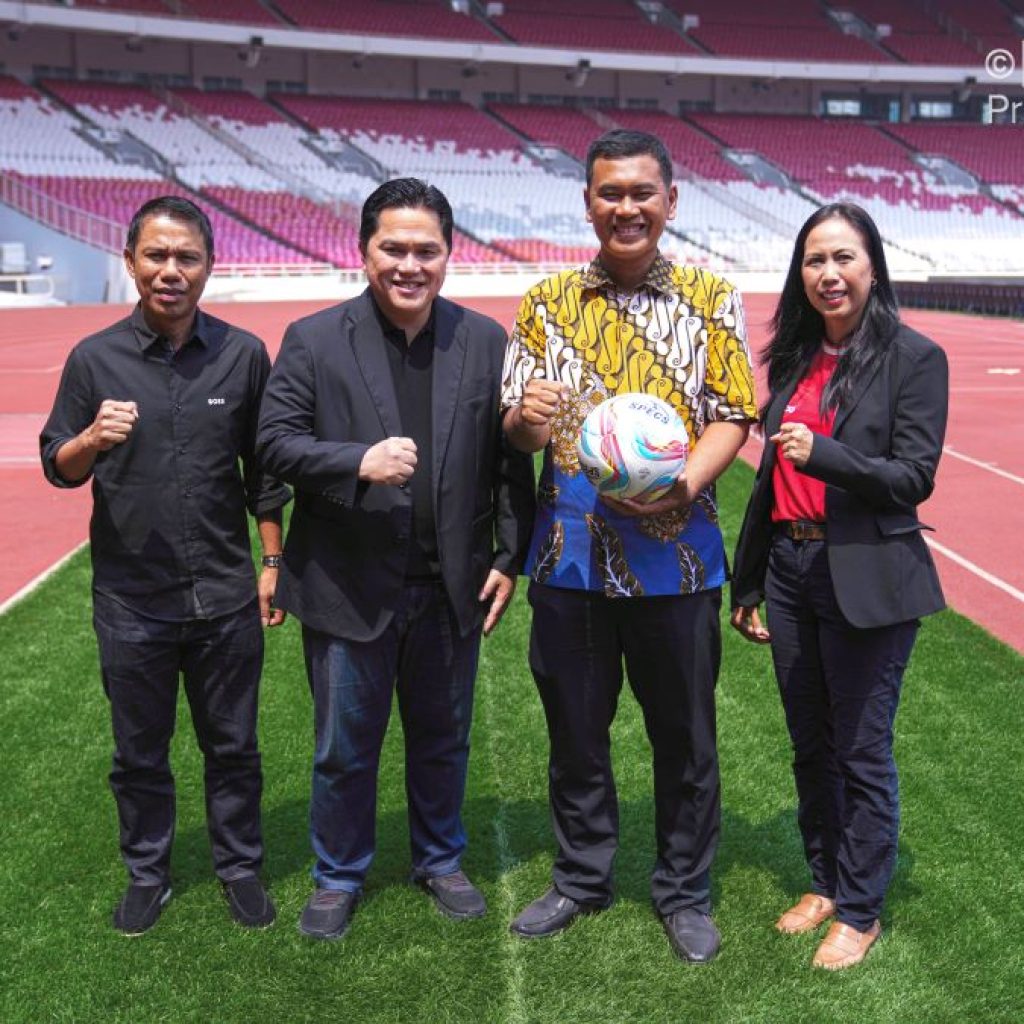 Paus Fransiskus menandatangani bola milik salah satu suporter di Indonesia. Foto: PSSI