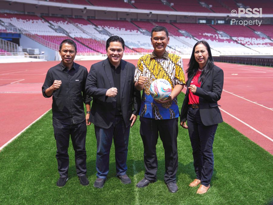 Paus Fransiskus menandatangani bola milik salah satu suporter di Indonesia. Foto: PSSI