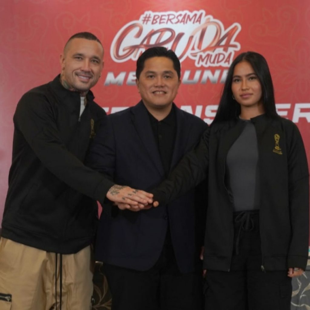 Radja Nainggolan dan Sabreena Dressler menjadi duta promosi Piala Dunia U-17 2023. Foto: Laman PSSI