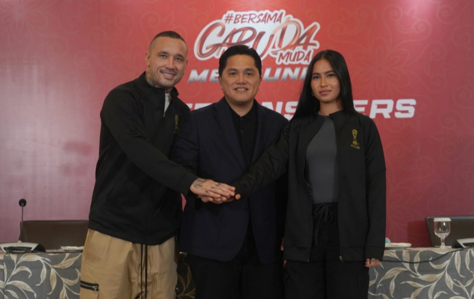 Radja Nainggolan dan Sabreena Dressler menjadi duta promosi Piala Dunia U-17 2023. Foto: Laman PSSI