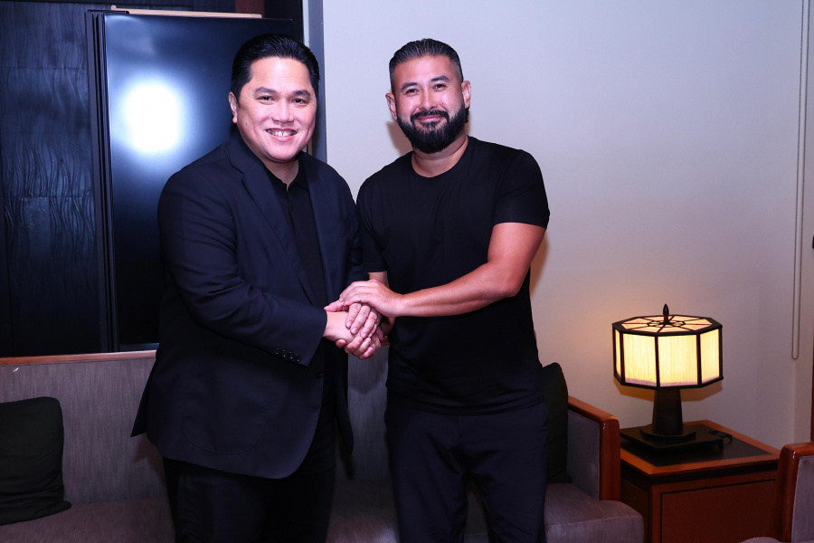 Erick Thohir bersama Putra Mahkota Johor. Foto: PSSI