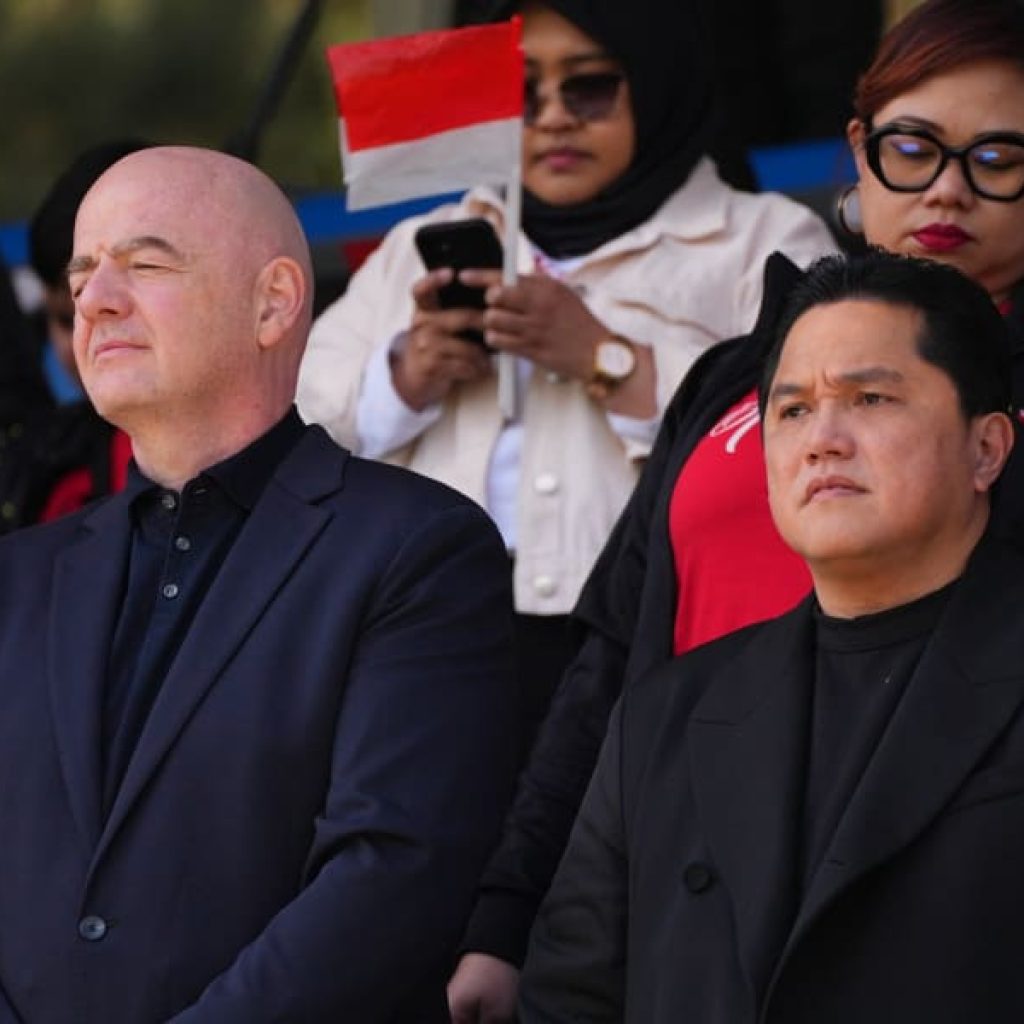 Erick Thohir bersama Gianni Infantino menyaksikan laga timnas U-23 Indonesia vs Guinea. Foto: PSSI