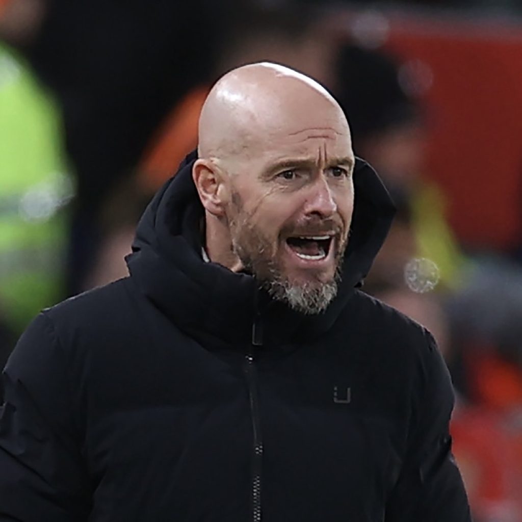 Mempertahankan Erik ten Hag di MU menjadi keputusan tim manajemen. Foto: x.com/ManUtd