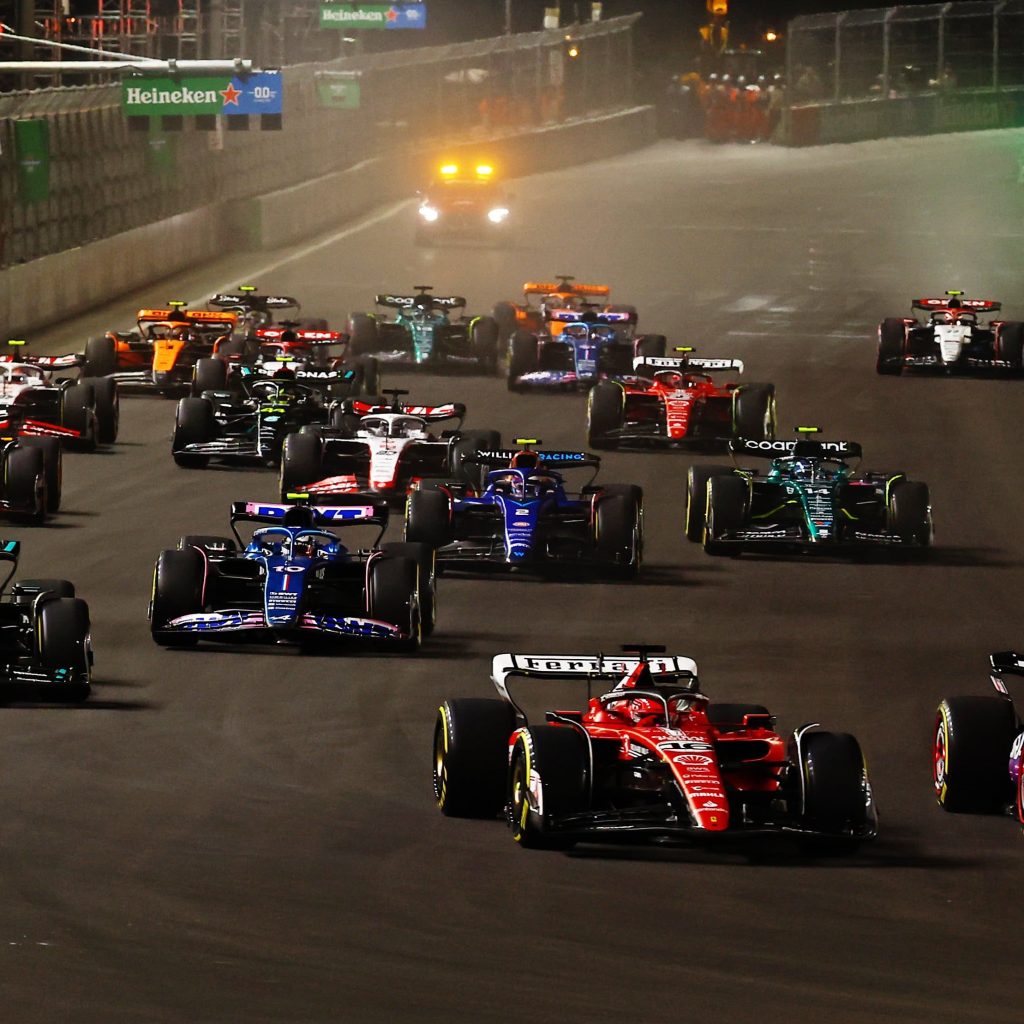 Max Verstappen menang di Grand Prix Las Vegas, Leclerc kedua, dan Perez ketiga. Foto: x.com/redbullracing