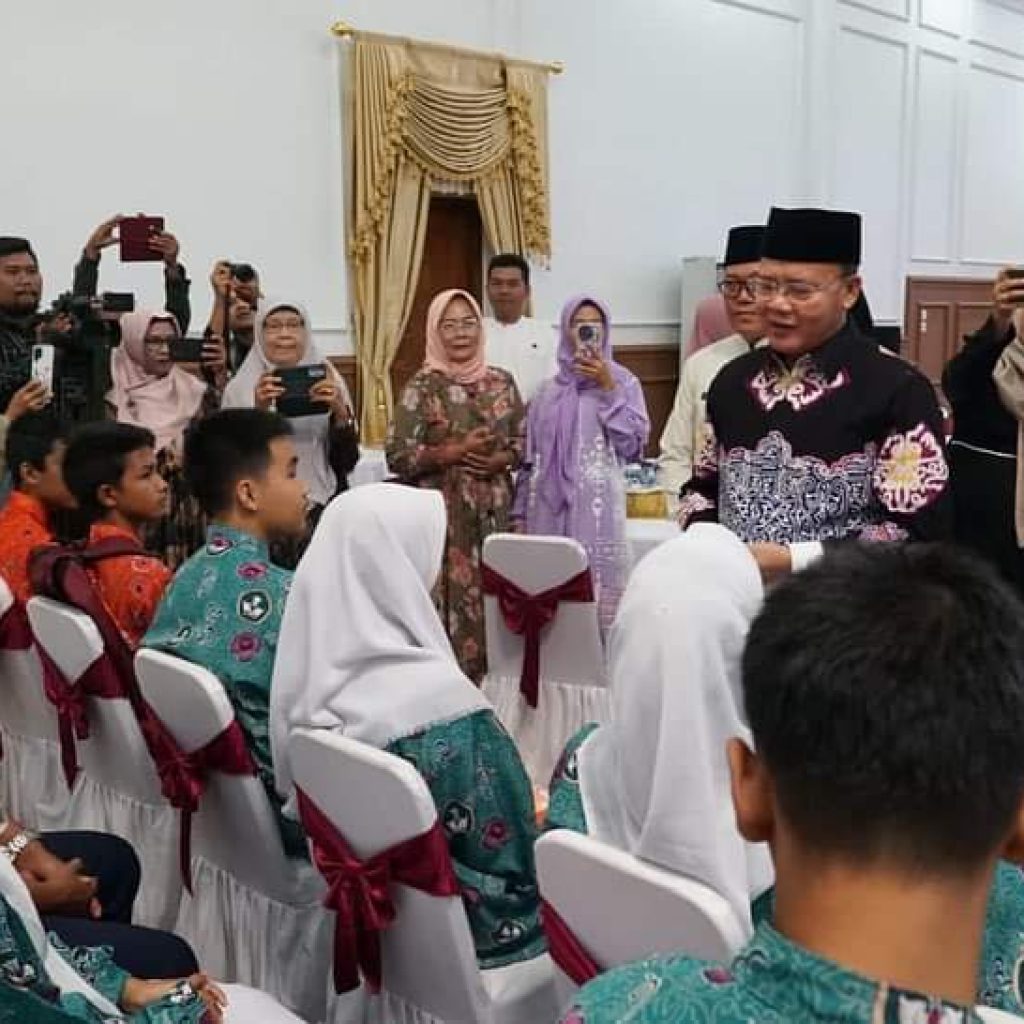 Usai membuka acara, Gubernur Bengkulu, Rohidin Mersya berbincang kepada para siswa dan orangtua. Foto: Dok. Riki Santoso.