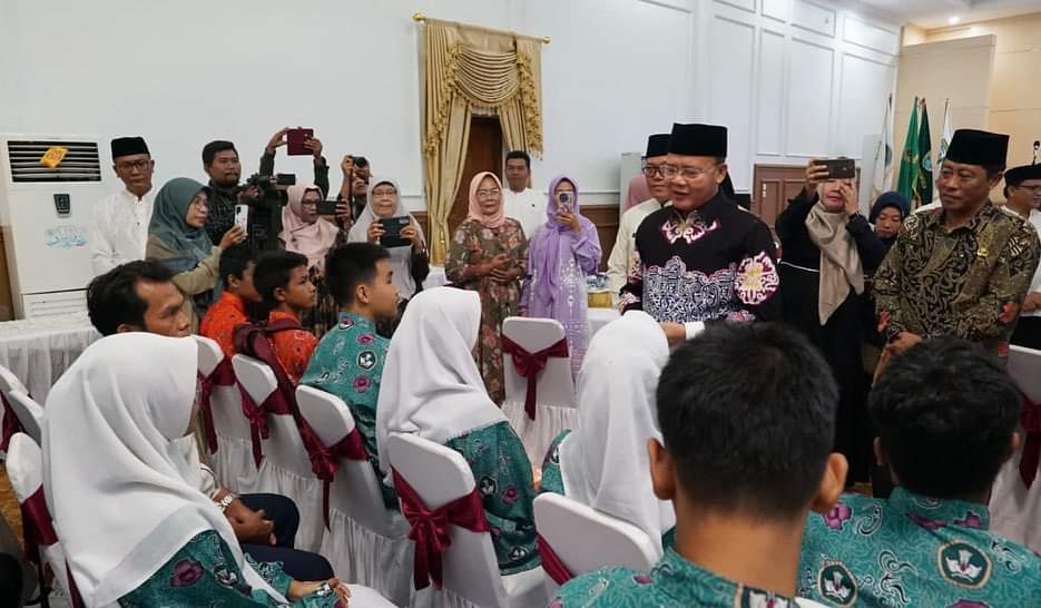 Usai membuka acara, Gubernur Bengkulu, Rohidin Mersya berbincang kepada para siswa dan orangtua. Foto: Dok. Riki Santoso.