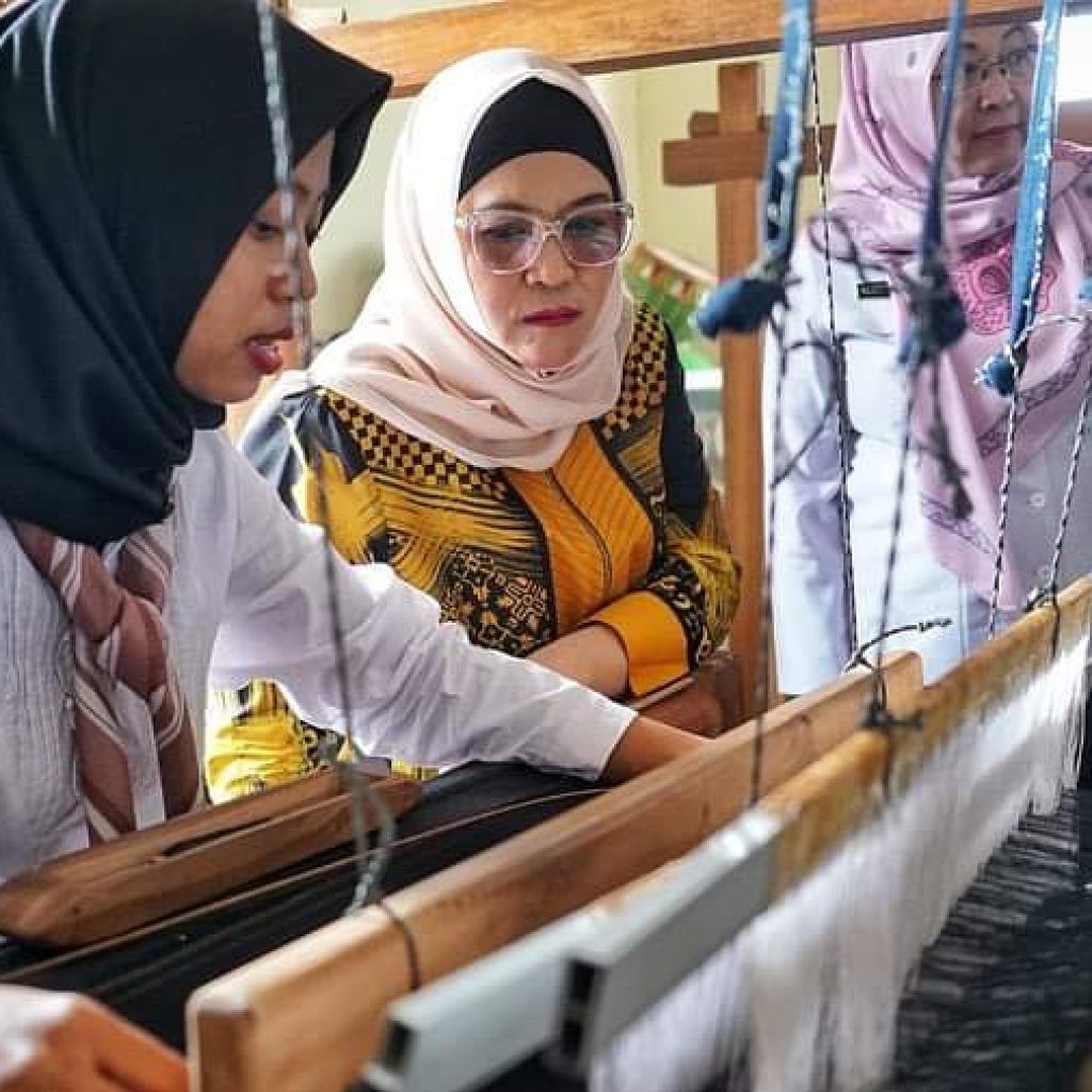 Ketua Dekranasda Provinsi Bengkulu, Derta Rohidin saat mendampingi pelatihan perajin Tenun Bumpak. Foto: Istimewa.