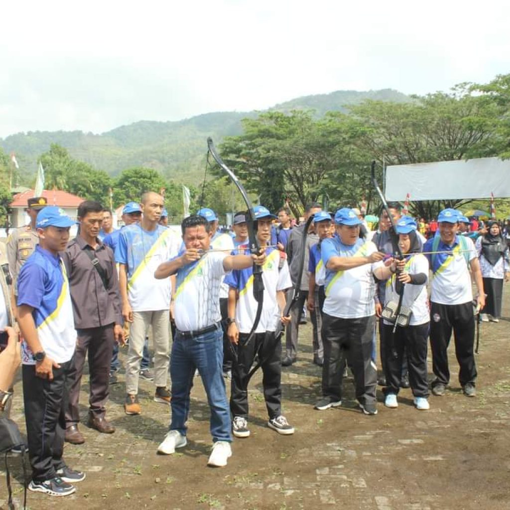 Bupati Kopli Ansori bersama Wakil Bupati Lebong, Drs Fahrurrozi, M.Pd dalam kegiatan pembukaan Popkab Lebong tahun 2023. Foto: Istimewa.