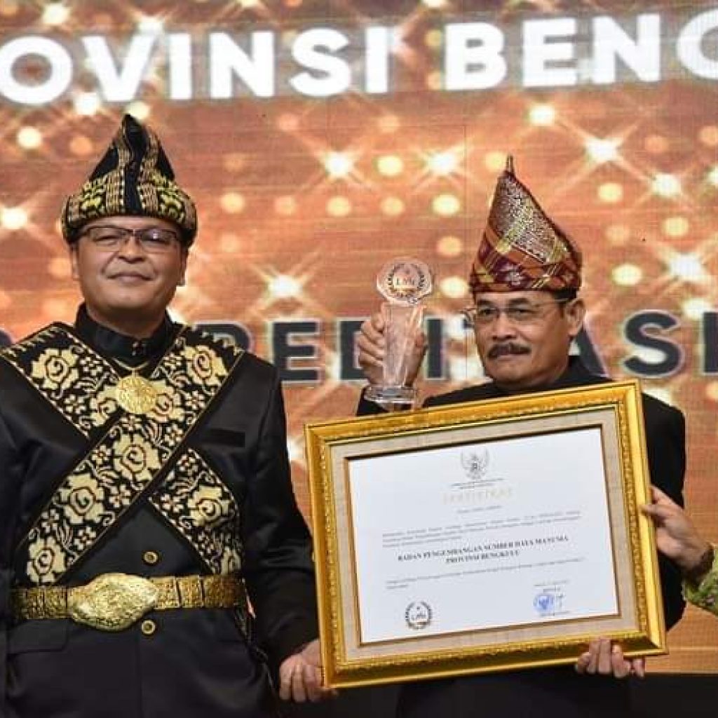 Kepala BPSDM Provinsi Bengkulu, Soemarno saat menerima dua sertifikat kelembagaan dari LAN RI. Foto: Istimewa.