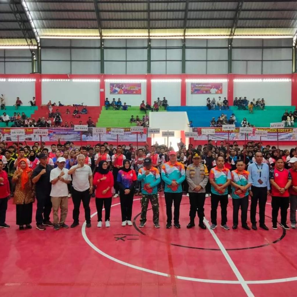 Prosesi pembukaan kejuaraan bola voli antar kecamatan se-Kabupaten Bengkulu Utara. Foto: Istimewa.