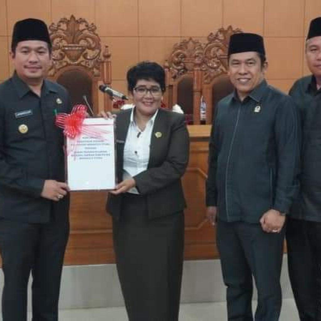 Wakil Bupati Bengkulu Utara, Arie Septia Adinata, SE, M.AP menyampaikan nota pengantar dua Raperda kepada Ketua DPRD Bengkulu Utara, Sonti Bakara, SH, didampingi Waka I, Juhaili, S.IP dan Waka II, Herliyanto, S.IP. | Foto: Istimewa.