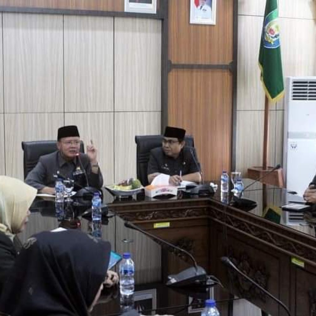 Gubernur Bengkulu, Rohidin Mersyah memimpin rapat pembahasan persiapan akhir acara malam syukuran dan Harvesting Gernas BBI dan BBWI di Kantor Gubernur Bengkulu. Foto: Istimewa.