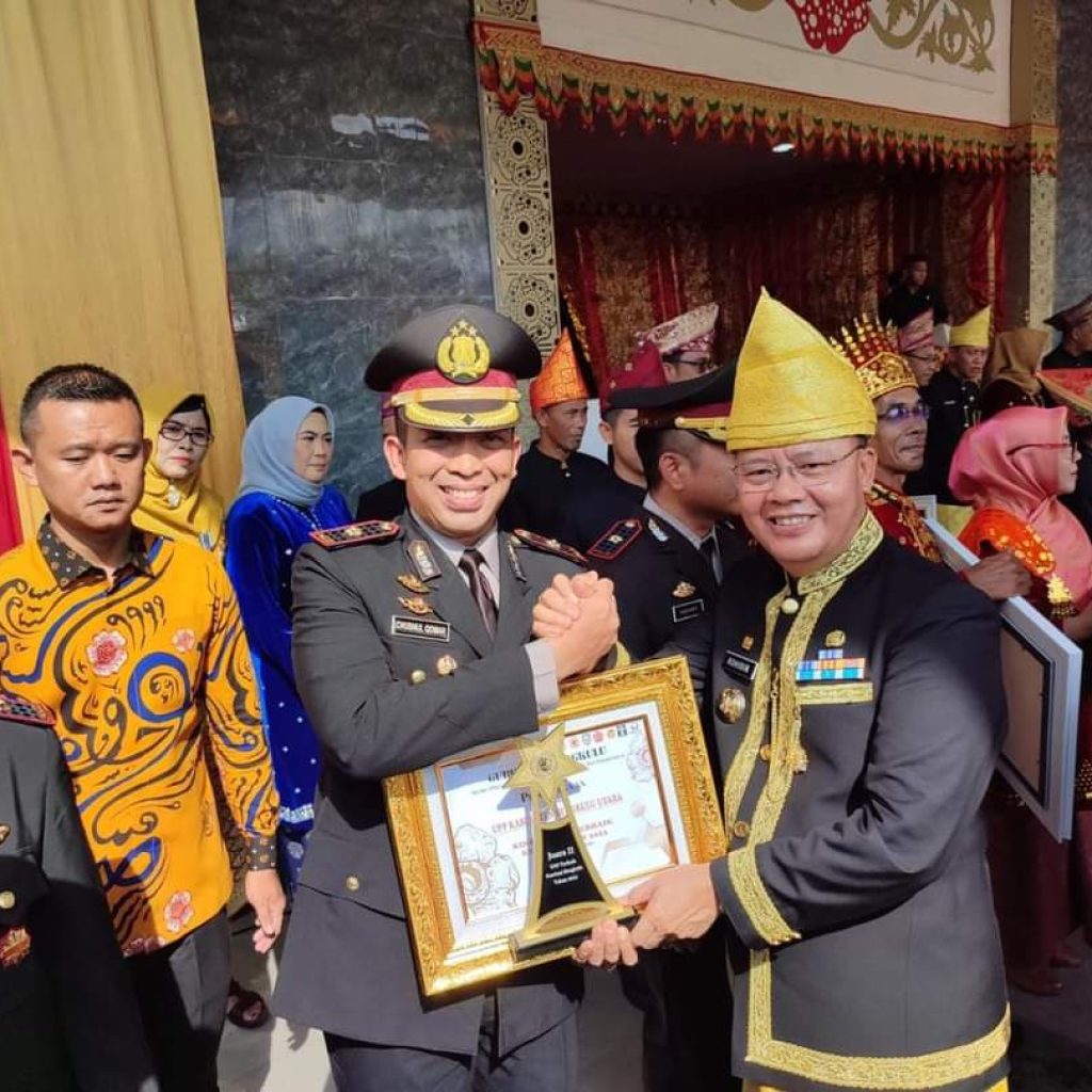 Ketua UPP Saber Pungli Bengkulu, Kompol Chusnul Qomar, SH, SIK, MM saat menerima penghargaan terbaik dari Gubernur Bengkulu, Rohidin Mersya. Foto: Istimewa.
