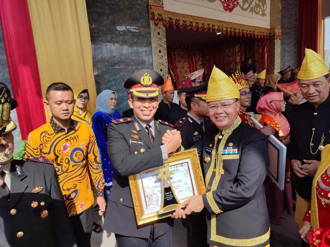 Ketua UPP Saber Pungli Bengkulu, Kompol Chusnul Qomar, SH, SIK, MM saat menerima penghargaan terbaik dari Gubernur Bengkulu, Rohidin Mersya. Foto: Istimewa.