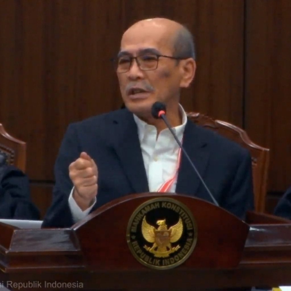 Ekonom Faisal Basri singgung adanya praktik politik gentong babi di Pilpres 2024. Foto: Tangkapan Layar YouTube Mahkamah Konstitusi RI