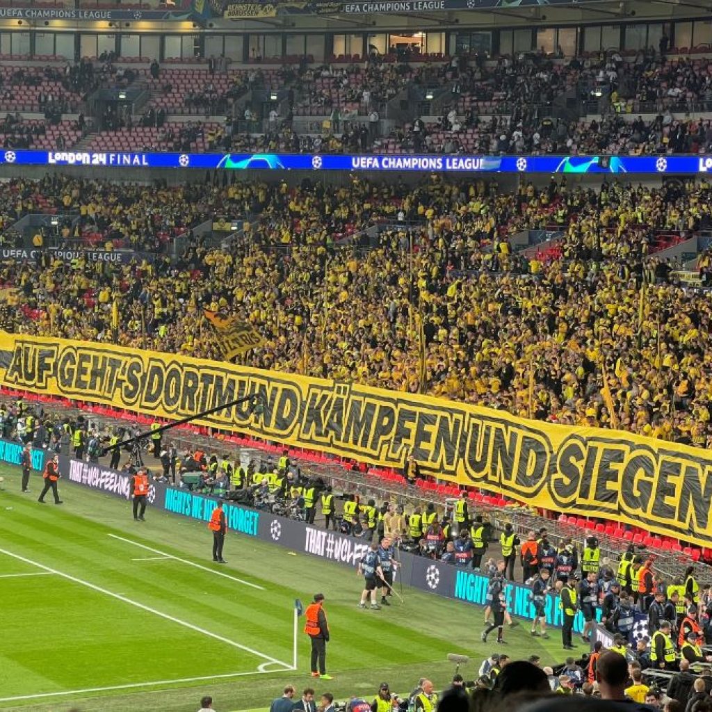 Fans Borussia Dortmund akan lakukan aksi protes lantaran klub kerja sama dengan perusahaan senpi. Foto: x.com/BVB
