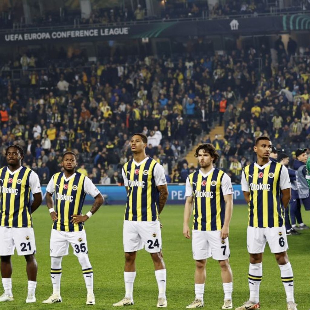 Polisi Turki menahan 12 suporter usai laga Fenerbahce vs Trabzonspor ricuh. Foto: x.com/Fenerbahce
