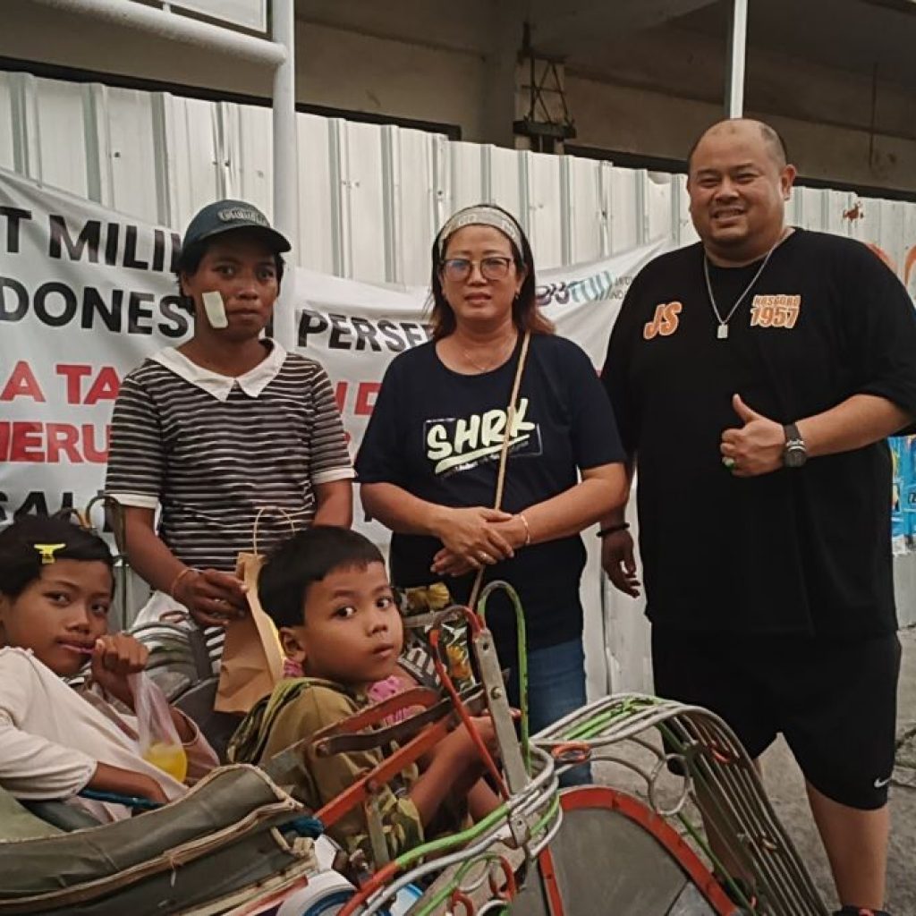 Fienthy Eko Wati dan James Santoso bagikan daging kurban kepada orang jalanan di sejumlah wilayah Kota Semarang. Foto: Dok. istimewa