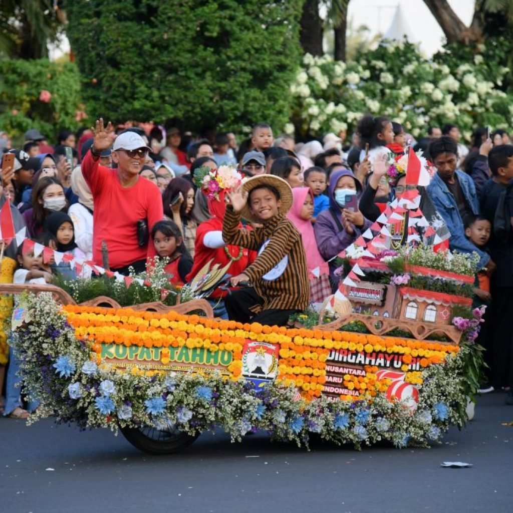 Sepeda hias pelajar SD di acara Semarang Flower Festival. Foto: Dok. Pemkot Semarang