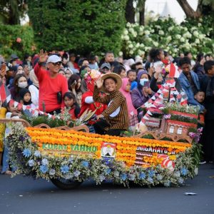 Semarang Flower Festival Berlangsung Meriah, Pelajar hingga Peserta Perusahaan Naik Sepeda dan Mobil Hias Berbunga