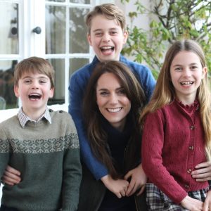 Foto Kate Middleton Bersama Tiga Anaknya Diduga Editan, Sang Putri Minta Maaf