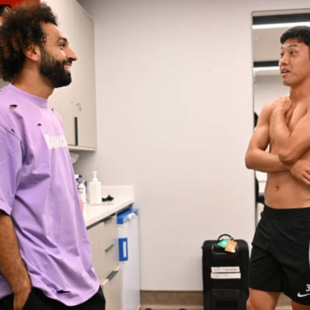Sambut Wataru Endo, Harga Kaos ‘Compang-Camping’ Mohamed Salah Bikin Melongo!