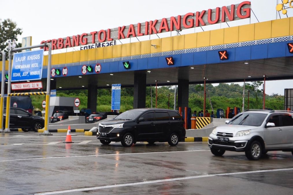 Korlantas Polri memberlakukan one way untuk arus balik Lebaran di sejumlah ruas tol. Simak selengkapnya di sini!