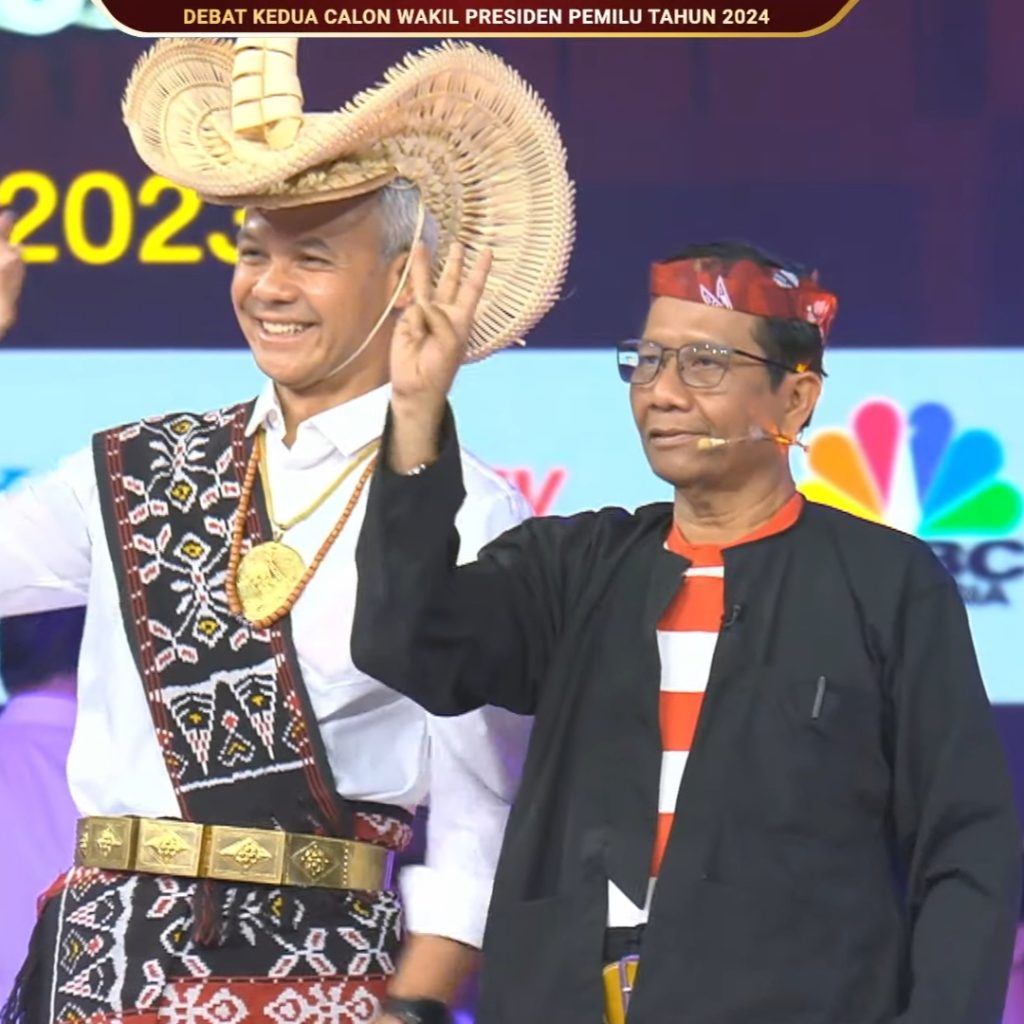 Mahfud MD memakai baju khas Madura untuk debat cawapres 2024. Foto: Tangkapan Layar YouTube KPU RI
