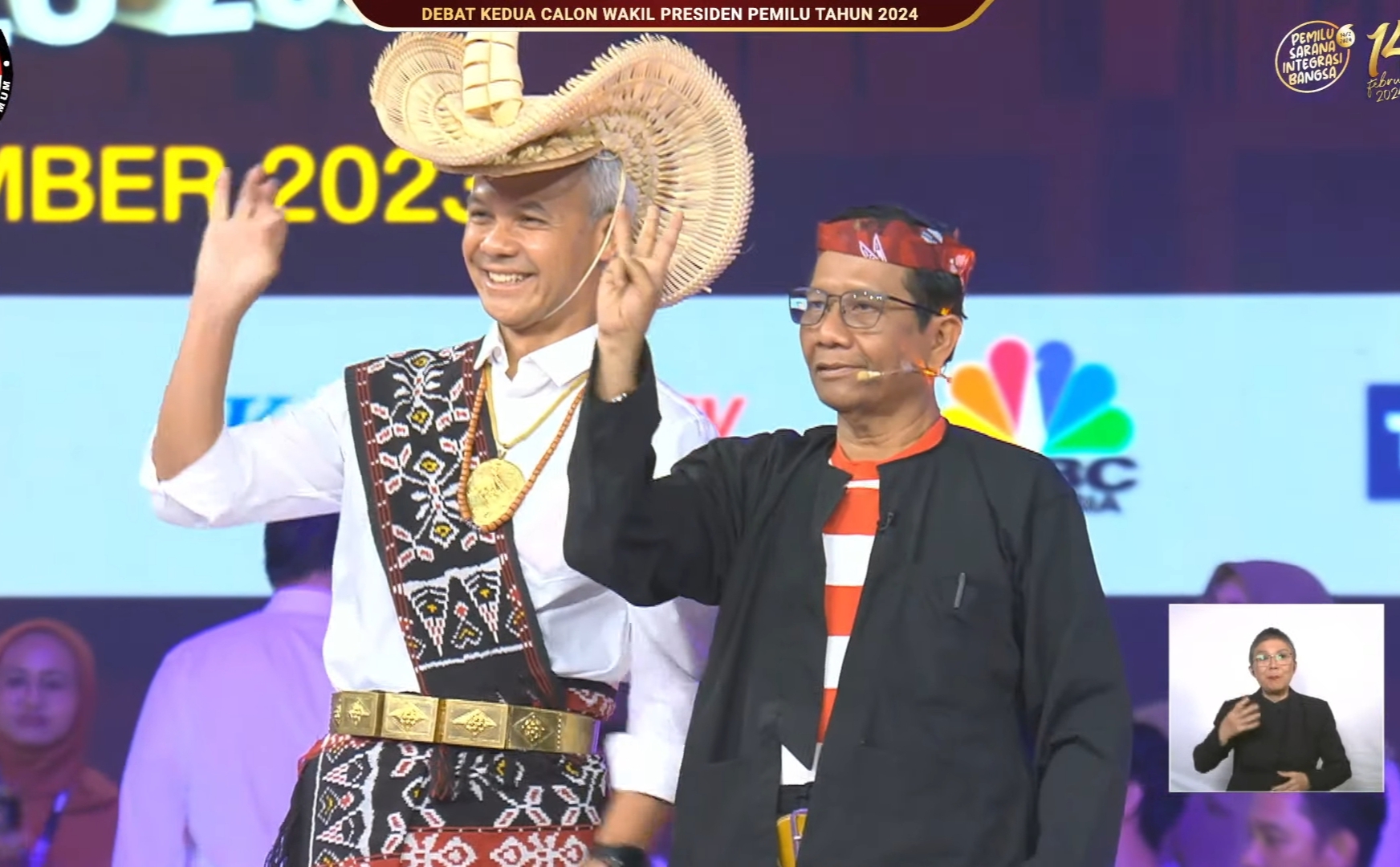 Mahfud MD memakai baju khas Madura untuk debat cawapres 2024. Foto: Tangkapan Layar YouTube KPU RI
