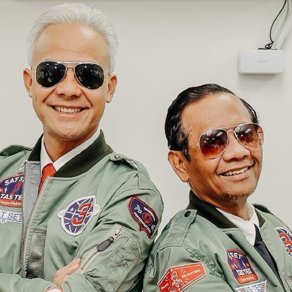 Ganjar-Mahfud mengenakan jaket bomber ‘Top Gan’ di debat capres 2024. Foto: instagram.com/ganjar_pranowo