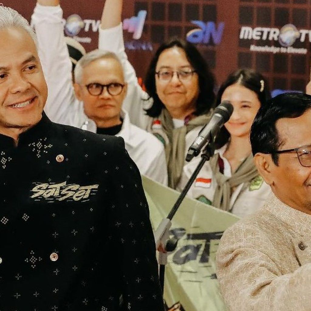 Mahfud MD menjelaskan pesan dari baju beskap yang dikenakan usai debat cawapres 2024. Foto: instagram.com/ganjar_pranowo