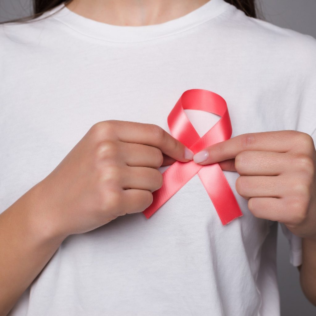 Gejala kanker payudara yang sering kali diabaikan. Foto: freepik.com/diana-grytsku