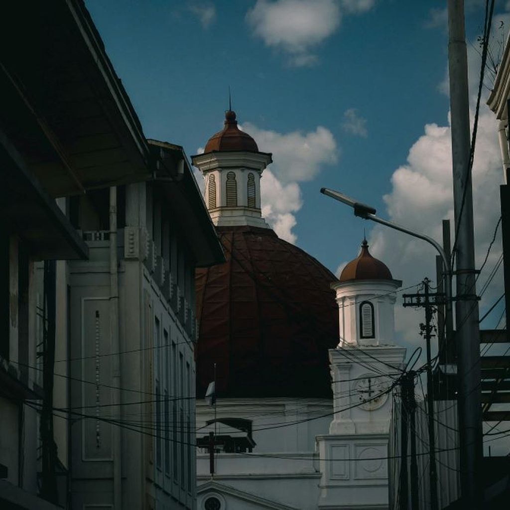 Siluet atap Gereja Blenduk, ikon wisata Semarang. Foto: pexels.com/haidar-s-naufal