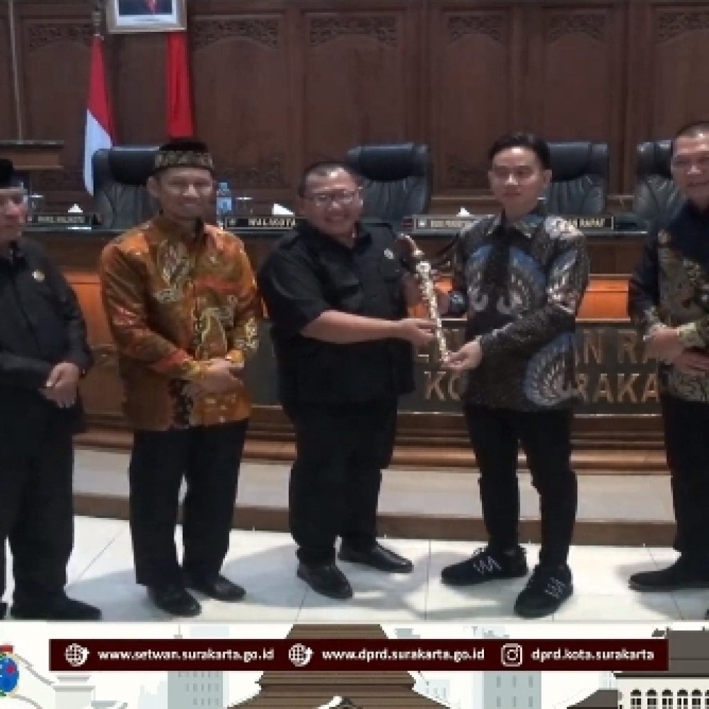 Gibran diberi keris sebagai kenang-kenangan usai mundur dari Wali Kota Solo. Foto: Tangkapan Layar YouTube DPRD Kota Surakarta