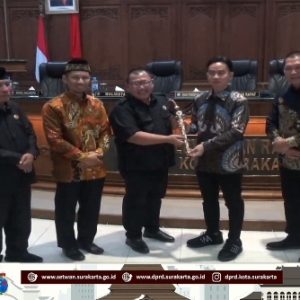 Usai Mundur Jadi Wali Kota, Gibran Diberi Keris sebagai Kenangan Masyarakat Solo 