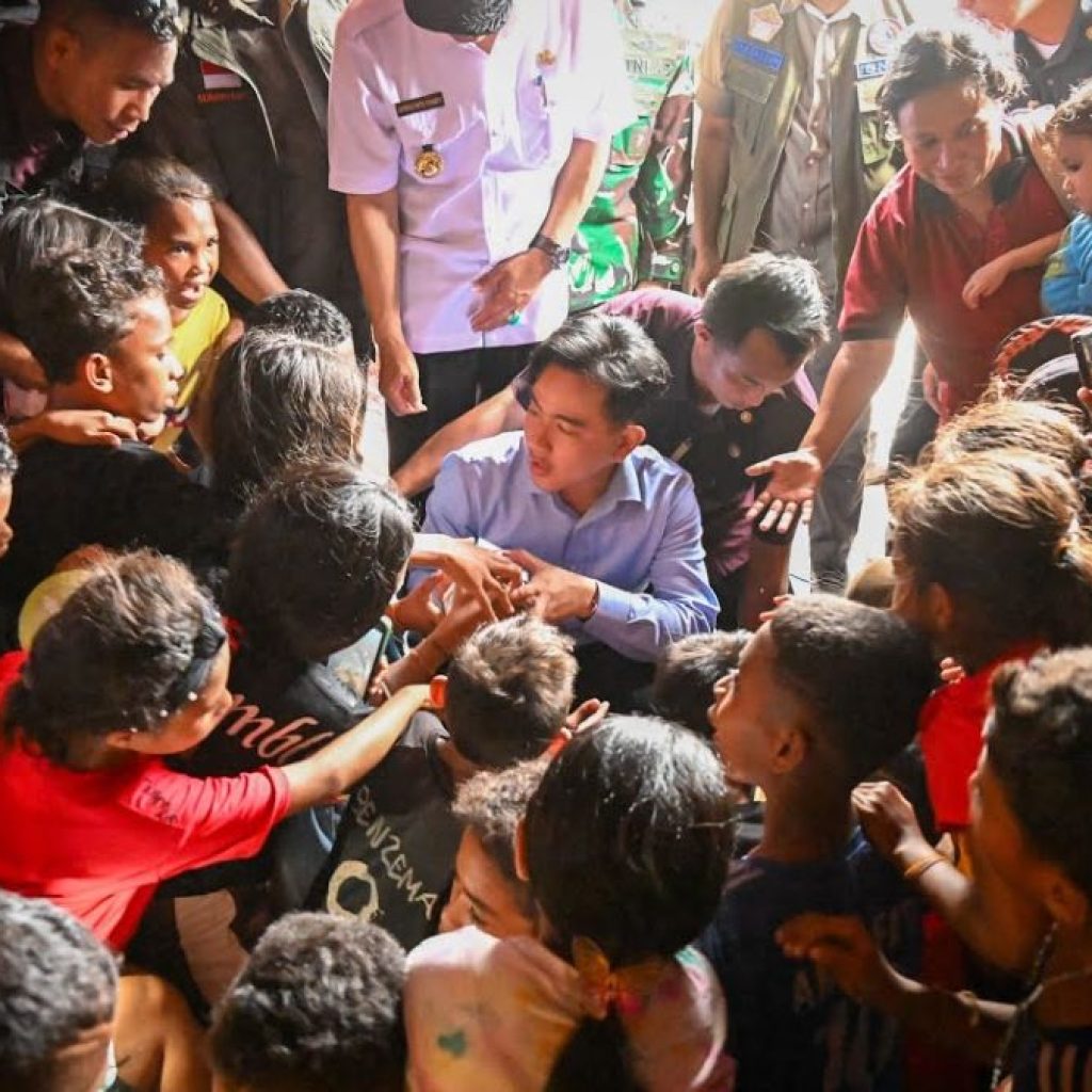 Wapres Gibran Rakabuming Raka kunjungi para pengungsi korban erupsi Gunung Lewotobi Laki-laki di Flores, NTT, Kamis (14/11/2024). Foto: Tangkapan Layar YouTube Wakil Presiden Republik Indonesia