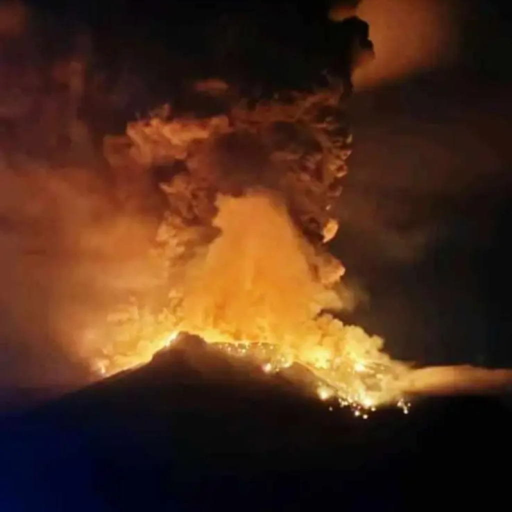 TUTURPEDIA - Gunung Ruang Erupsi, Basarnas Siapkan Kapal dan Sejumlah Personel Tambahan untuk Lakukan Evakuasi Warga Terdampak